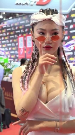 广州车展色色的摄影师各种角度 捕捉身材火爆的美女模特各种不经意间的走光 截图3