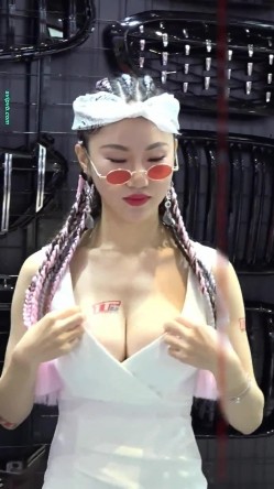 广州车展色色的摄影师各种角度 捕捉身材火爆的美女模特各种不经意间的走光 截图4