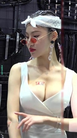 广州车展色色的摄影师各种角度 捕捉身材火爆的美女模特各种不经意间的走光 截图5