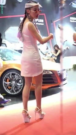 广州车展色色的摄影师各种角度 捕捉身材火爆的美女模特各种不经意间的走光 截图7
