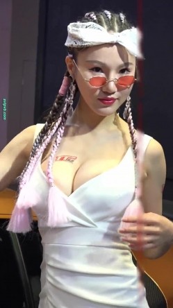 广州车展色色的摄影师各种角度 捕捉身材火爆的美女模特各种不经意间的走光 截图8