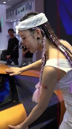 广州车展色色的摄影师各种角度 捕捉身材火爆的美女模特各种不经意间的走光 截图11