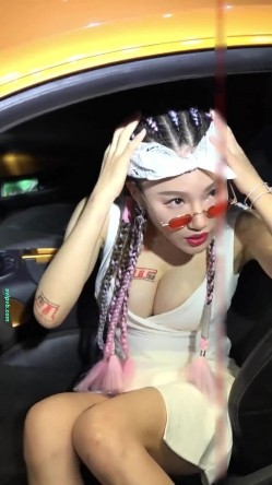 广州车展色色的摄影师各种角度 捕捉身材火爆的美女模特各种不经意间的走光 截图13