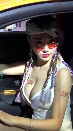 广州车展色色的摄影师各种角度 捕捉身材火爆的美女模特各种不经意间的走光 截图16