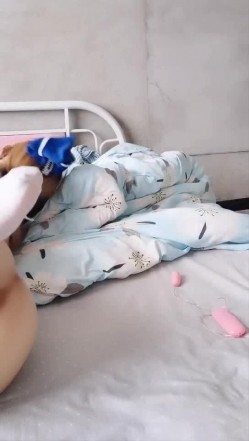 苗条身材妹子空姐制服白丝诱惑 开档丝袜跳弹道具JJ摩擦呻吟 截图14