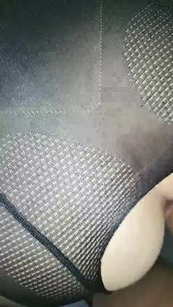 把鸡巴藏进蛋蛋里的大哥让黑丝少妇用嘴巴吸出来，好大好硬后入草菊花，手抠骚逼高潮喷水流了一地，浪叫不止 截图6