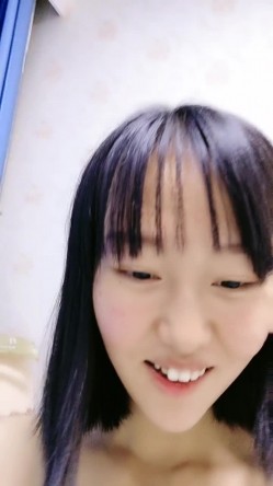 00后小奶妈挤奶水给狼友喝，全程露脸陪狼友互动撩骚，揉奶玩逼掰开骚穴给狼友看，自己抠逼浪叫看着好刺激 截图1
