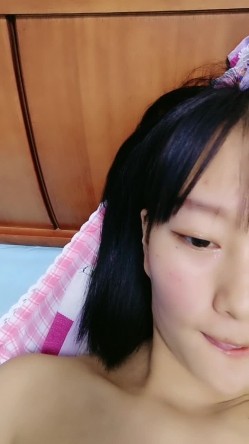 00后小奶妈挤奶水给狼友喝，全程露脸陪狼友互动撩骚，揉奶玩逼掰开骚穴给狼友看，自己抠逼浪叫看着好刺激 截图4