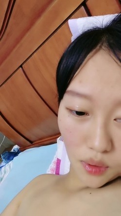 00后小奶妈挤奶水给狼友喝，全程露脸陪狼友互动撩骚，揉奶玩逼掰开骚穴给狼友看，自己抠逼浪叫看着好刺激 截图5