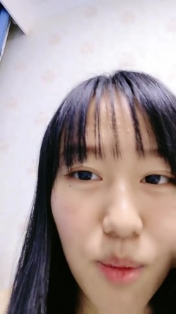 00后小奶妈挤奶水给狼友喝，全程露脸陪狼友互动撩骚，揉奶玩逼掰开骚穴给狼友看，自己抠逼浪叫看着好刺激 截图8