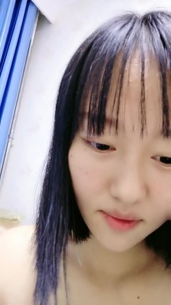 00后小奶妈挤奶水给狼友喝，全程露脸陪狼友互动撩骚，揉奶玩逼掰开骚穴给狼友看，自己抠逼浪叫看着好刺激 截图9