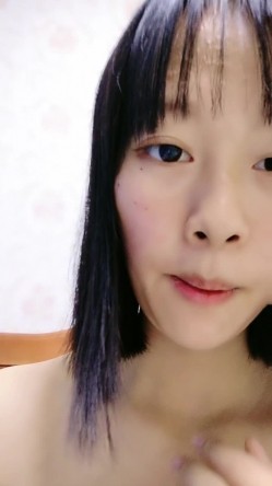 00后小奶妈挤奶水给狼友喝，全程露脸陪狼友互动撩骚，揉奶玩逼掰开骚穴给狼友看，自己抠逼浪叫看着好刺激 截图10