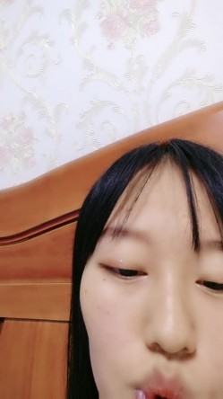 00后小奶妈挤奶水给狼友喝，全程露脸陪狼友互动撩骚，揉奶玩逼掰开骚穴给狼友看，自己抠逼浪叫看着好刺激 截图11