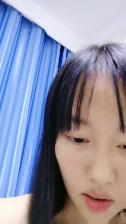 00后小奶妈挤奶水给狼友喝，全程露脸陪狼友互动撩骚，揉奶玩逼掰开骚穴给狼友看，自己抠逼浪叫看着好刺激 截图12