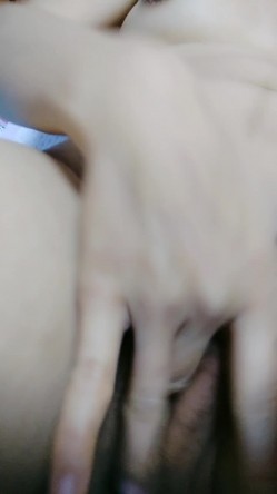 00后小奶妈挤奶水给狼友喝，全程露脸陪狼友互动撩骚，揉奶玩逼掰开骚穴给狼友看，自己抠逼浪叫看着好刺激 截图15