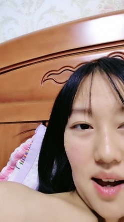 00后小奶妈挤奶水给狼友喝，全程露脸陪狼友互动撩骚，揉奶玩逼掰开骚穴给狼友看，自己抠逼浪叫看着好刺激 截图16