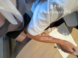 骚婊人妻女教师『露老师』变态的学生穿着丝袜后入老师体内，鸡吧隔着丝袜插进淫水流出的骚逼里 截图1