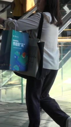 【海阔天空系列CD第2季第3期10连发】仙气飘飘小姐姐短裙CD超撩人，姐妹花JK制服短裙不抄已见底 截图4
