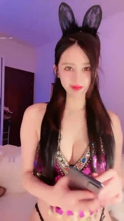 魔鬼身材女神自慰，无毛白虎穴白浆流出 截图2