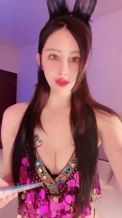 魔鬼身材女神自慰，无毛白虎穴白浆流出 截图3