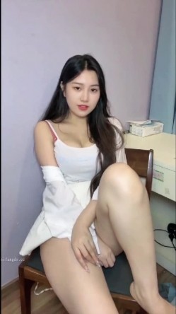 美到爆炸清纯校花『嘟巴嘟巴』大奶黑丝校服爱用各类蔬果自慰 截图4