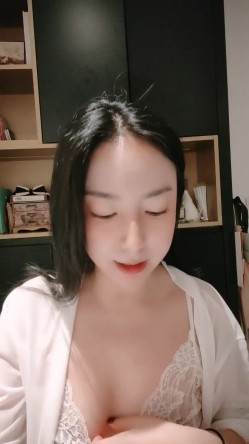 极品少妇，家中无人偷偷卖骚， 【小小小丸子】，颜值高身材好，浓密的阴毛像是黑森林，肤白胸美，自慰洗澡 截图1