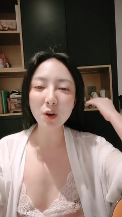 极品少妇，家中无人偷偷卖骚， 【小小小丸子】，颜值高身材好，浓密的阴毛像是黑森林，肤白胸美，自慰洗澡 截图3
