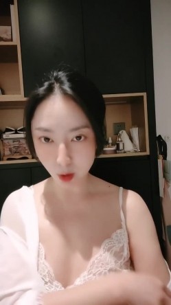 极品少妇，家中无人偷偷卖骚， 【小小小丸子】，颜值高身材好，浓密的阴毛像是黑森林，肤白胸美，自慰洗澡 截图8