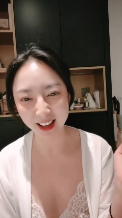 极品少妇，家中无人偷偷卖骚， 【小小小丸子】，颜值高身材好，浓密的阴毛像是黑森林，肤白胸美，自慰洗澡 截图10