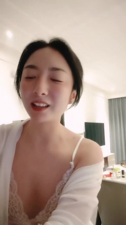 极品少妇，家中无人偷偷卖骚， 【小小小丸子】，颜值高身材好，浓密的阴毛像是黑森林，肤白胸美，自慰洗澡 截图11