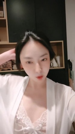 极品少妇，家中无人偷偷卖骚， 【小小小丸子】，颜值高身材好，浓密的阴毛像是黑森林，肤白胸美，自慰洗澡 截图13