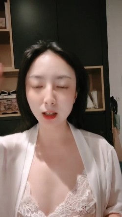 极品少妇，家中无人偷偷卖骚， 【小小小丸子】，颜值高身材好，浓密的阴毛像是黑森林，肤白胸美，自慰洗澡 截图14