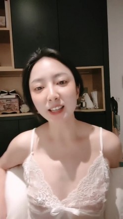 极品少妇，家中无人偷偷卖骚， 【小小小丸子】，颜值高身材好，浓密的阴毛像是黑森林，肤白胸美，自慰洗澡 截图15