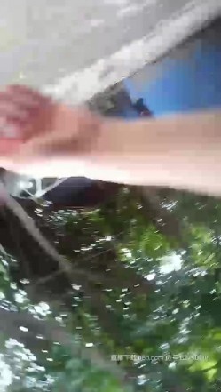 帅气小伙野鸡一条街挑选心仪的妹子啪啪，逛了几个店找了短裙少妇跟随金屋啪啪，脱光了一顿猛草后入射精 截图3