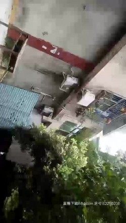帅气小伙野鸡一条街挑选心仪的妹子啪啪，逛了几个店找了短裙少妇跟随金屋啪啪，脱光了一顿猛草后入射精 截图8