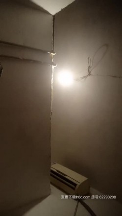 帅气小伙野鸡一条街挑选心仪的妹子啪啪，逛了几个店找了短裙少妇跟随金屋啪啪，脱光了一顿猛草后入射精 截图10