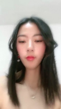 甜甜的蜜：啊啊啊~每个主人舔舔小欣的阴蒂，尿道也要舔啦，给我舔干净逼里的淫水。我躺着尿的，快接着我淫荡的尿尿，骚逼的尿尿！ 截图10