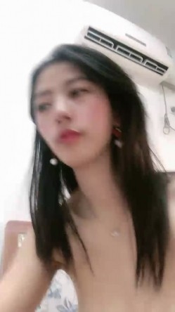 甜甜的蜜：啊啊啊~每个主人舔舔小欣的阴蒂，尿道也要舔啦，给我舔干净逼里的淫水。我躺着尿的，快接着我淫荡的尿尿，骚逼的尿尿！ 截图15