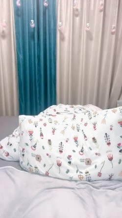 气质眼镜小姐姐！外表甜美超会玩！黑丝美腿蹲在地上，直接尿尿流了一地，半脱下丝袜揉搓骚穴 截图11