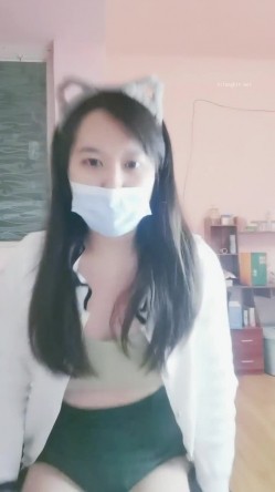 新人，极品良家小少妇，【衣不染尘】，家中独居无聊，喝点酒醉了，各种道具自慰 截图3