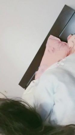 新人，极品良家小少妇，【衣不染尘】，家中独居无聊，喝点酒醉了，各种道具自慰 截图16