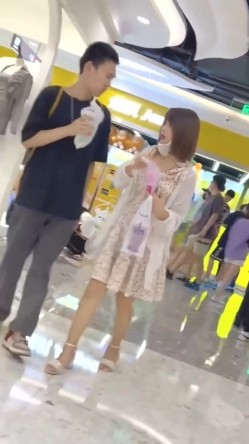 科技展览会碰见一位露逼真空出门的小姐姐，男友还有意帮忙下拉裙角，为时已晚啥都看见了 截图1
