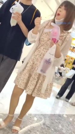科技展览会碰见一位露逼真空出门的小姐姐，男友还有意帮忙下拉裙角，为时已晚啥都看见了 截图2
