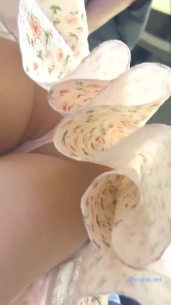 科技展览会碰见一位露逼真空出门的小姐姐，男友还有意帮忙下拉裙角，为时已晚啥都看见了 截图3