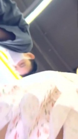 科技展览会碰见一位露逼真空出门的小姐姐，男友还有意帮忙下拉裙角，为时已晚啥都看见了 截图5