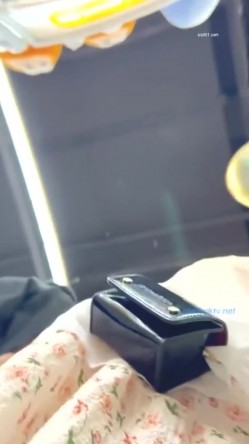 科技展览会碰见一位露逼真空出门的小姐姐，男友还有意帮忙下拉裙角，为时已晚啥都看见了 截图6