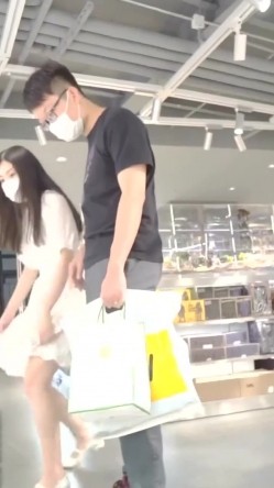 科技展览会碰见一位露逼真空出门的小姐姐，男友还有意帮忙下拉裙角，为时已晚啥都看见了 截图9