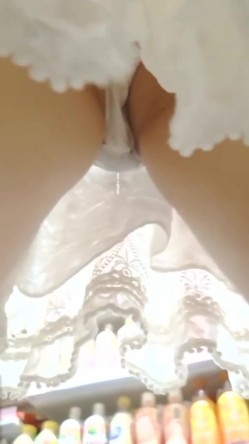 科技展览会碰见一位露逼真空出门的小姐姐，男友还有意帮忙下拉裙角，为时已晚啥都看见了 截图15