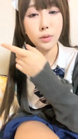 【京鱼儿】，童颜巨乳，颜值天花板，清纯尤物，几十万粉丝女神，这是又出现财务危机了， 截图1