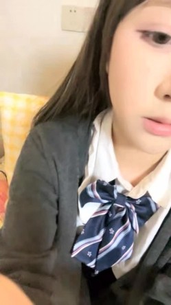 【京鱼儿】，童颜巨乳，颜值天花板，清纯尤物，几十万粉丝女神，这是又出现财务危机了， 截图9